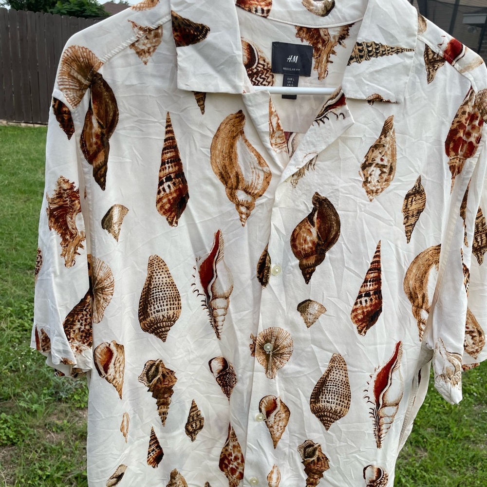 H&M men’s seashell pattern button down short sleeve shirt